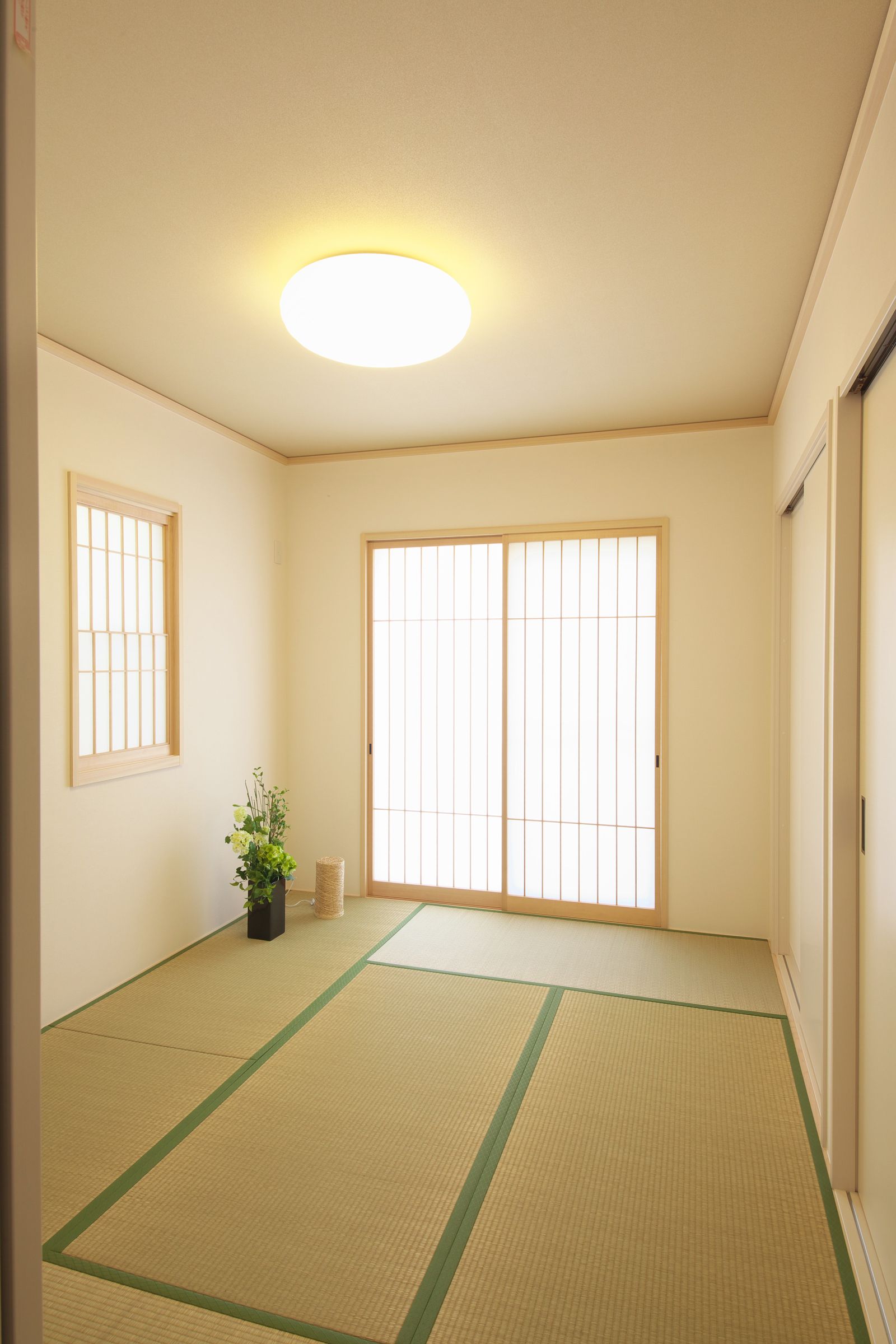 畳と木の引き戸のある和室